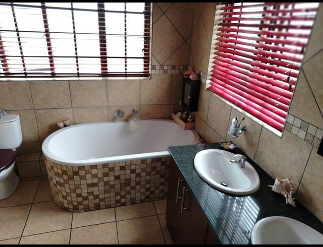 4 BEDROOM HOUSE FOR SALE IN AMBERFIELD MANOR